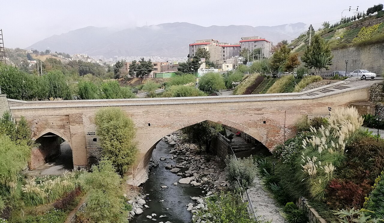 Pont détruit à Karaj, usine de dessalement touchée au Koweït — l'Iran promet des représailles massives